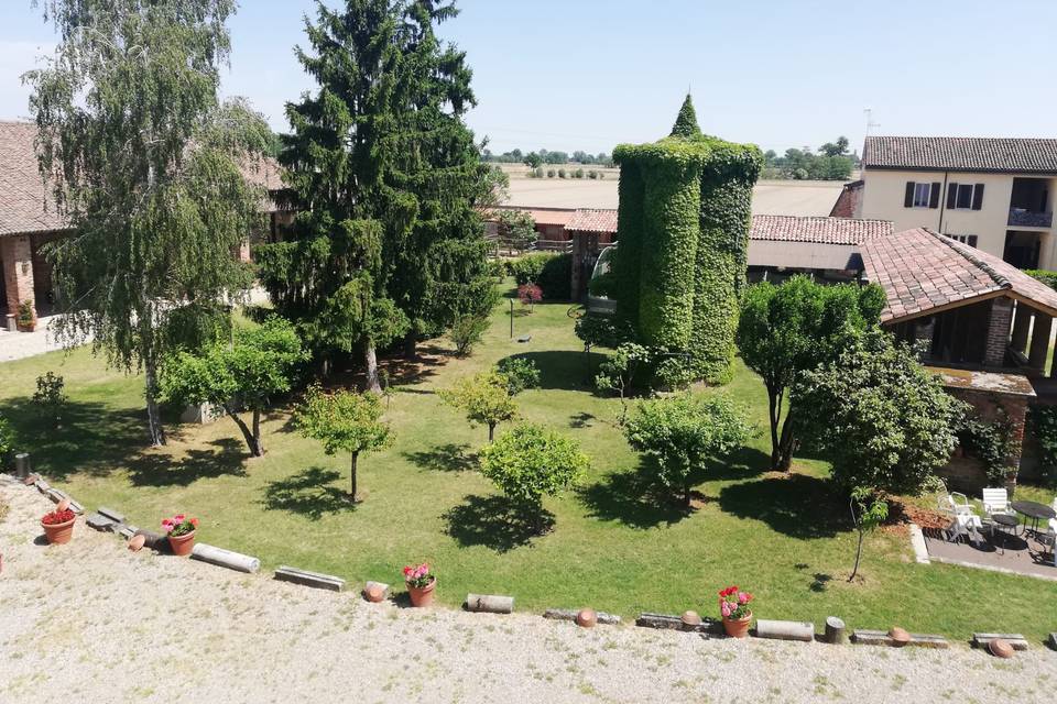 cascina fiamberta. veduta aerea del cortile della Cascina 