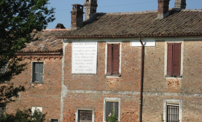 Cascina Repentita: vista esterna con scorcio sulla lapide commemorativa