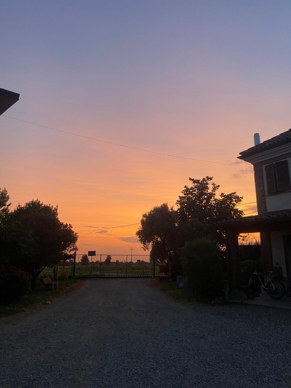 Podere Novedo: ingresso visto dall'interno con tramonto 