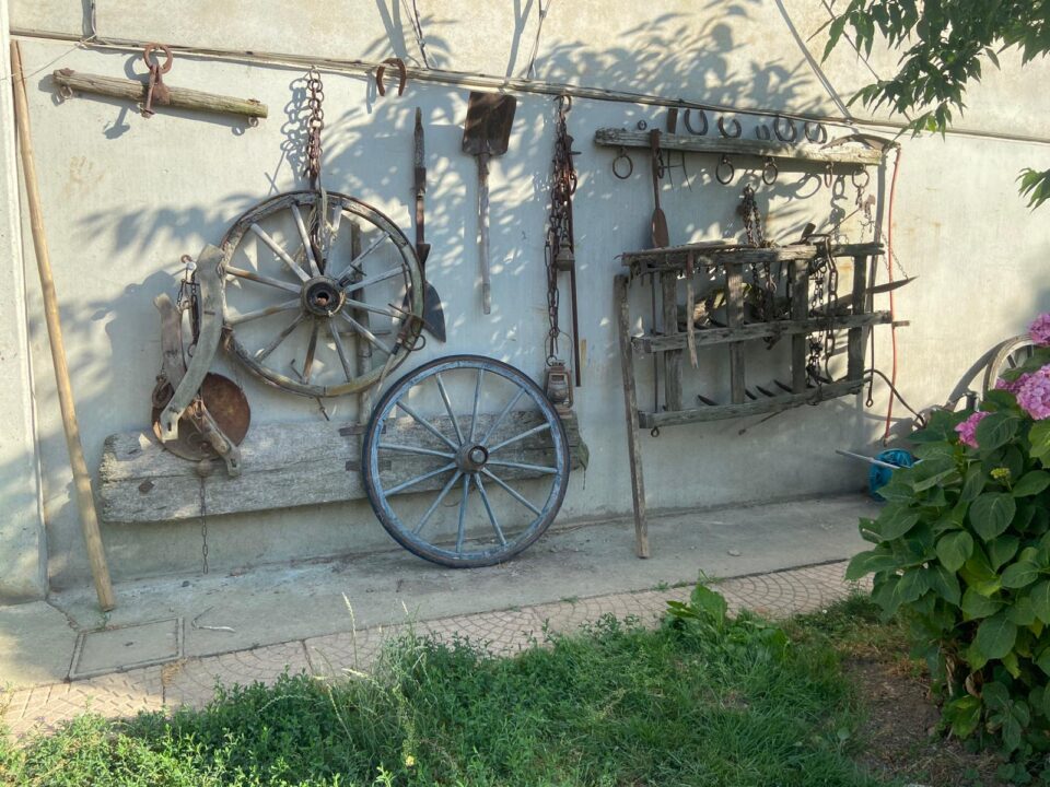 Podere Novedo: ruote di carro appese ai muri 